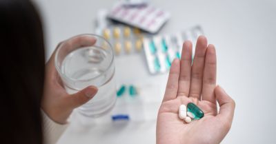 Popijanie leków wodą to kluczowy element terapii